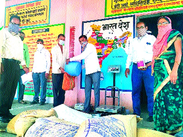 Allocation of essential commodities on behalf of the working organization | श्रमजीवी संघटनेच्या वतीने जीवनावश्यक वस्तूंचे वाटप Allocation of essential commodities on behalf of the working organization | श्रमजीवी संघटनेच्या वतीने जीवनावश्यक वस्तूंचे वाटप