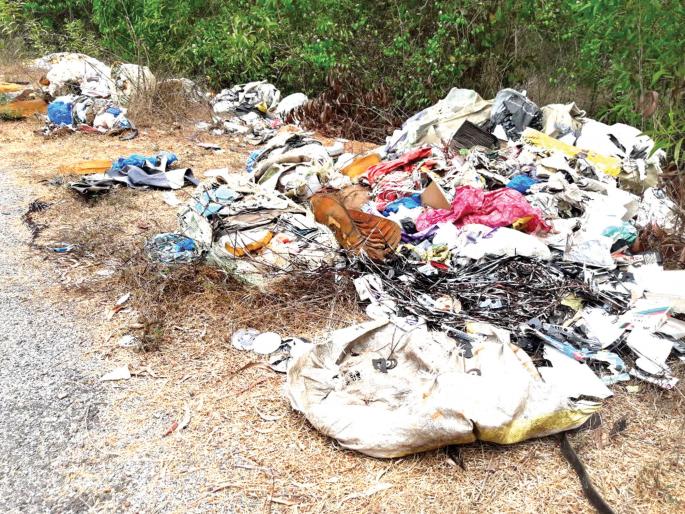 Sindhudurg: Suspicious box near the Madura Railway Station, people fear the atmosphere | सिंधुदुर्ग : मडुरा रेल्वे स्थानकाजवळ संशयास्पद बॉक्स, नागरिकांत भीतीचे वातावरण Sindhudurg: Suspicious box near the Madura Railway Station, people fear the atmosphere | सिंधुदुर्ग : मडुरा रेल्वे स्थानकाजवळ संशयास्पद बॉक्स, नागरिकांत भीतीचे वातावरण