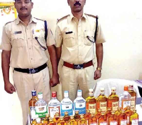 Sindhudurg: The liquor seized at a railway station in Kankavli | सिंधुदुर्ग : कणकवलीतील रेल्वे स्थानकावर दारू जप्त, जनरल डब्यात सापडली दारू Sindhudurg: The liquor seized at a railway station in Kankavli | सिंधुदुर्ग : कणकवलीतील रेल्वे स्थानकावर दारू जप्त, जनरल डब्यात सापडली दारू