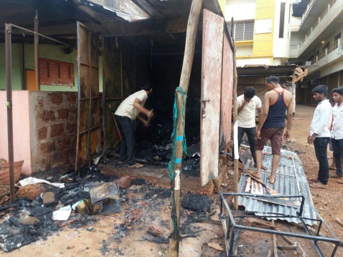 Fire at Raidayam store in Kankavalli, loss of millions of rupees | सिंधुुदुर्ग : कणकवलीत रेडीयमच्या दुकानाला आग, लाखो रुपयांचे नुकसान Fire at Raidayam store in Kankavalli, loss of millions of rupees | सिंधुुदुर्ग : कणकवलीत रेडीयमच्या दुकानाला आग, लाखो रुपयांचे नुकसान