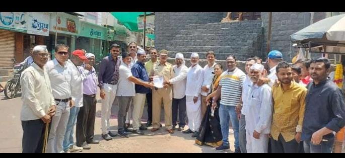 Sinnar protests attack on Pawar's house | पवार यांच्या घरावरील हल्ल्याचा सिन्नरला निषेध Sinnar protests attack on Pawar's house | पवार यांच्या घरावरील हल्ल्याचा सिन्नरला निषेध