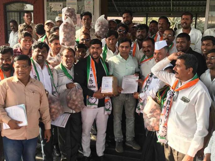 Free distribution of onion to the officials through NCP, Kisan Sabha | राष्ट्रवादी, किसान सभेकडून अधिकाऱ्यांना मोफत कांदा वाटप Free distribution of onion to the officials through NCP, Kisan Sabha | राष्ट्रवादी, किसान सभेकडून अधिकाऱ्यांना मोफत कांदा वाटप