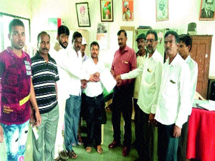 The building of the Khokirwheer Health Center ate the dust | खोकरविहीर आरोग्य केंद्राची इमारत धूळ खात The building of the Khokirwheer Health Center ate the dust | खोकरविहीर आरोग्य केंद्राची इमारत धूळ खात