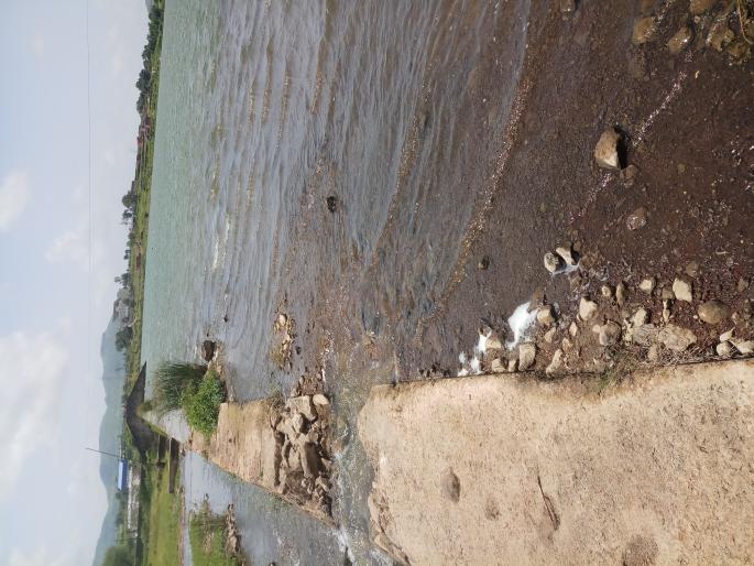 A breakup of Vilholi tank | विल्होळीच्या तलावाला मोठे भगदाड A breakup of Vilholi tank | विल्होळीच्या तलावाला मोठे भगदाड