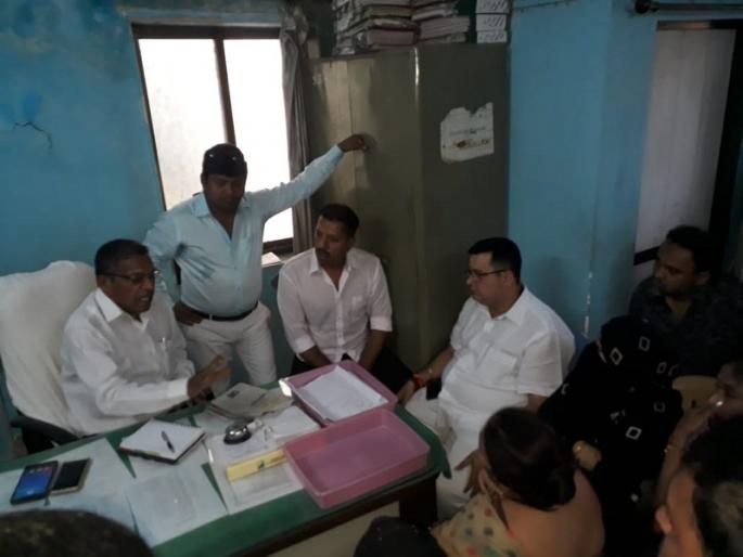 Coming from the electricity problem in Mumbra Avhad warns MSEDCL, NCP's warning to fill water if the problem is not resolved | मुंब्य्रातील वीज समस्येवरुन आ. आव्हाडांनी दिला महावितरणच्या अधिकाऱ्याला इशारा, वीज समस्या न सोडविल्यास जलभरो करण्याचा राष्ट्रवादीचा इशारा Coming from the electricity problem in Mumbra Avhad warns MSEDCL, NCP's warning to fill water if the problem is not resolved | मुंब्य्रातील वीज समस्येवरुन आ. आव्हाडांनी दिला महावितरणच्या अधिकाऱ्याला इशारा, वीज समस्या न सोडविल्यास जलभरो करण्याचा राष्ट्रवादीचा इशारा