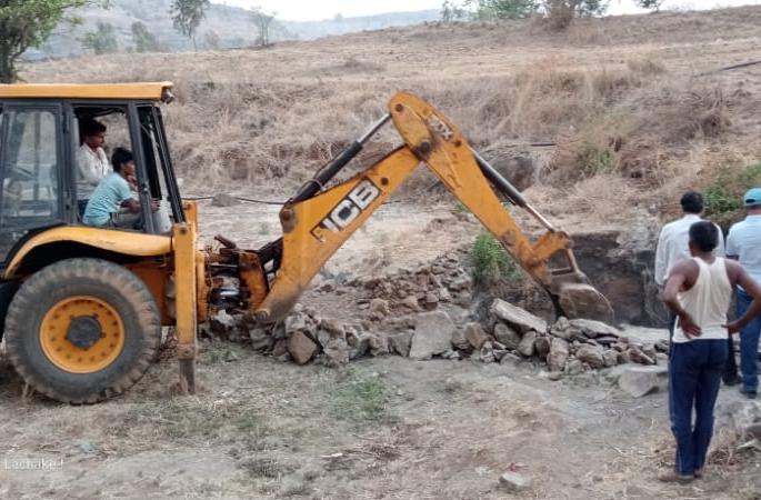 The digging of the well started as soon as Handamorcha signaled | हंडामोर्चाचा इशारा देताच विहिरीची खोदाई सुरू The digging of the well started as soon as Handamorcha signaled | हंडामोर्चाचा इशारा देताच विहिरीची खोदाई सुरू