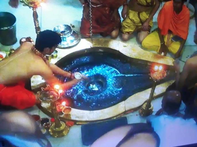 Lord Trimbakrajajera protection brass protection cover! | भगवान त्र्यंबकराजाच्या पाळेला पितळेचे सुरक्षा आवरण अर्पण ! Lord Trimbakrajajera protection brass protection cover! | भगवान त्र्यंबकराजाच्या पाळेला पितळेचे सुरक्षा आवरण अर्पण !