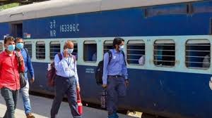NRMU's bear movement at the railway station | एनआरएमयुचे रेल्वे स्थानकावर धरणे आंदोलन NRMU's bear movement at the railway station | एनआरएमयुचे रेल्वे स्थानकावर धरणे आंदोलन