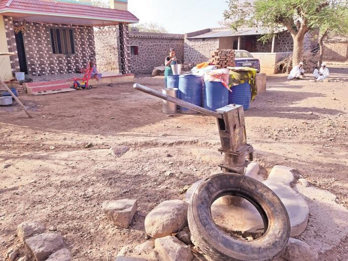 Fighting stones all day; Waterfall in the night! | दिवसभर दगडांशी झुंज; रात्री पाण्याची भ्रांत! Fighting stones all day; Waterfall in the night! | दिवसभर दगडांशी झुंज; रात्री पाण्याची भ्रांत!