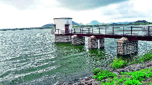 Vagardi Dam started flowing | वागदर्डी धरण भरून वाहू लागले