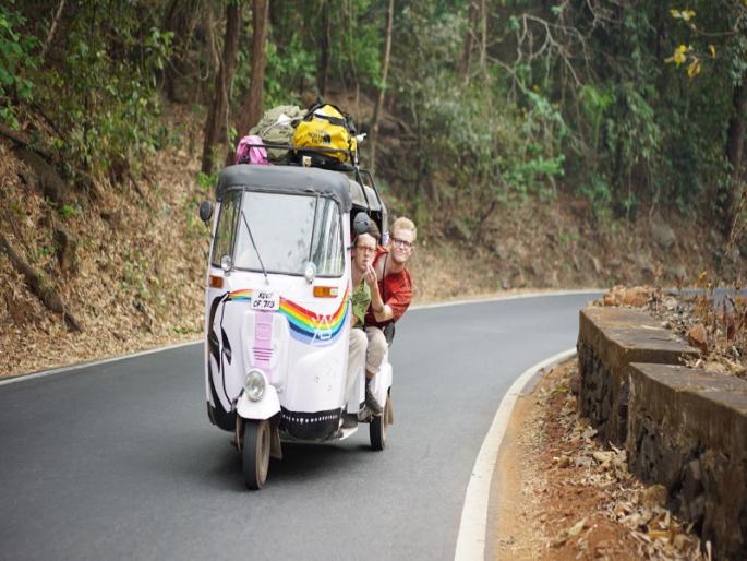 Rickshaw race between Kochi to Jaisalmer by England 6 youngsters | इंग्लंडच्या ६ तरुणांची कोची ते जैसलमेर दरम्यान रिक्षा दौड Rickshaw race between Kochi to Jaisalmer by England 6 youngsters | इंग्लंडच्या ६ तरुणांची कोची ते जैसलमेर दरम्यान रिक्षा दौड