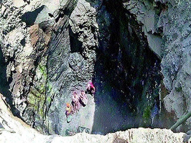 Well digging | विहीर खोदकामांना वेग Well digging | विहीर खोदकामांना वेग