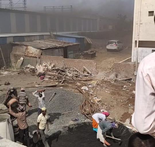 Smoke from the company endangers health | कंपनी मधून निघणाऱ्या धुराने आरोग्य धोक्यात Smoke from the company endangers health | कंपनी मधून निघणाऱ्या धुराने आरोग्य धोक्यात