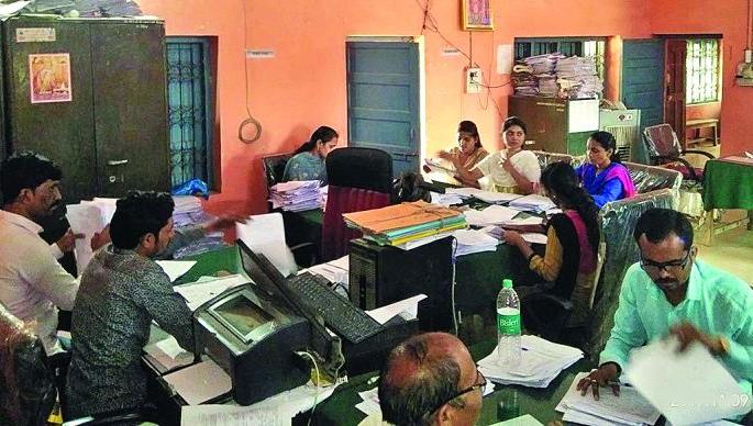 Crop loss Pancnama: data entry work on the battlefield level | नुकसान पंचनाम्यांच्या ‘डाटा एन्ट्री’चे काम युद्धस्तरावर