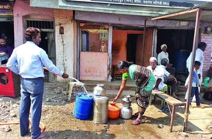 Power supply disconnected; Water supply at Shirpur is stagnant even on the seventh day! | विद्यूत पुरवठा खंडित; शिरपूर येथील पाणी पुरवठा सातव्या दिवशीही ठप्पच!