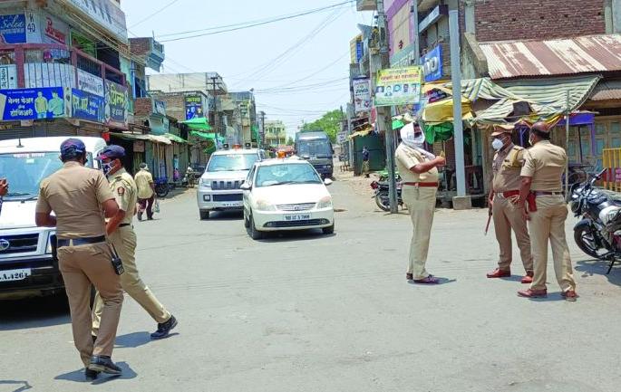 Lockdown: Washimkar's response to strict restrictions | Lockdown : कडक निर्बंधांना वाशिमकरांचा प्रतिसाद Lockdown: Washimkar's response to strict restrictions | Lockdown : कडक निर्बंधांना वाशिमकरांचा प्रतिसाद