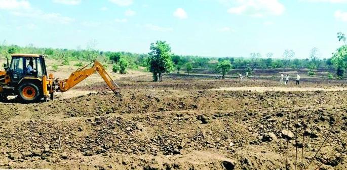 Elimination of encroachment on 56 hectares of forest land | ५६ हेक्टर वन जमिनीवरील अतिक्रमणाचे निर्मूलन Elimination of encroachment on 56 hectares of forest land | ५६ हेक्टर वन जमिनीवरील अतिक्रमणाचे निर्मूलन