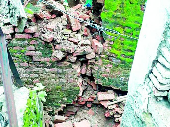 100 year old hospice wall collapsed | १०० वर्षे जुन्या धर्मशाळेची भिंत पडली 100 year old hospice wall collapsed | १०० वर्षे जुन्या धर्मशाळेची भिंत पडली
