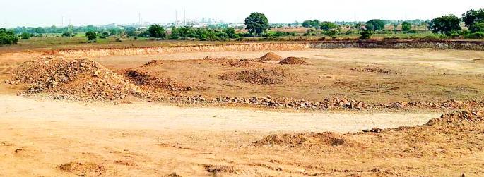 Land in Inzapur Shivar reached | इंझापूर शिवारातील जमीन पोखरली Land in Inzapur Shivar reached | इंझापूर शिवारातील जमीन पोखरली