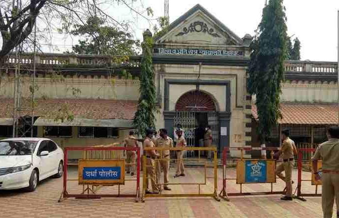 Hinganghat burning case; The verdict gave the court premises the appearance of a police camp | हिंगणघाट जळीत प्रकरण; निकालामुळे न्यायालय परिसराला आले पोलीस छावणीचे स्वरूप Hinganghat burning case; The verdict gave the court premises the appearance of a police camp | हिंगणघाट जळीत प्रकरण; निकालामुळे न्यायालय परिसराला आले पोलीस छावणीचे स्वरूप