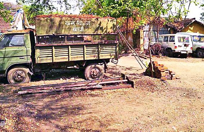 Lakhs of property is dust | लाखोंची मालमत्ता धूळखात