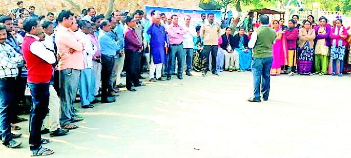 Demonstrations before the employees' offices | कर्मचाऱ्यांचे जिल्हाधिकारी कार्यालयासमोर निदर्शने