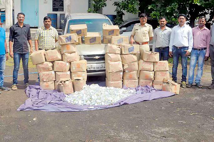5.51 lakhs of ammunition seized with vehicle | वाहनासह ५.५१ लाखांचा दारूसाठा जप्त 5.51 lakhs of ammunition seized with vehicle | वाहनासह ५.५१ लाखांचा दारूसाठा जप्त