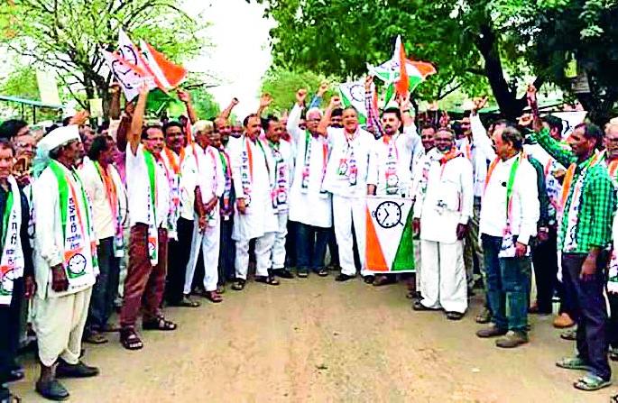 On the street street for various demands | विविध मागण्यांसाठी राकाँ रस्त्यावर