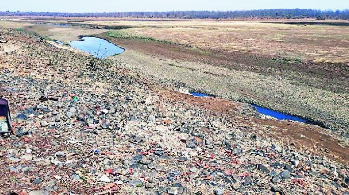 After a month, the residents of the reservoir are in a jiffy | महिना लोटूनही जलाशयात ठणठणाट After a month, the residents of the reservoir are in a jiffy | महिना लोटूनही जलाशयात ठणठणाट