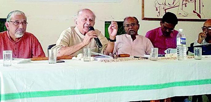 It is a matter of concern that Bapu's true work is forgotten | बापूंच्या खऱ्या कामाचा विसर हीच सध्या चिंतेची बाब आहे It is a matter of concern that Bapu's true work is forgotten | बापूंच्या खऱ्या कामाचा विसर हीच सध्या चिंतेची बाब आहे