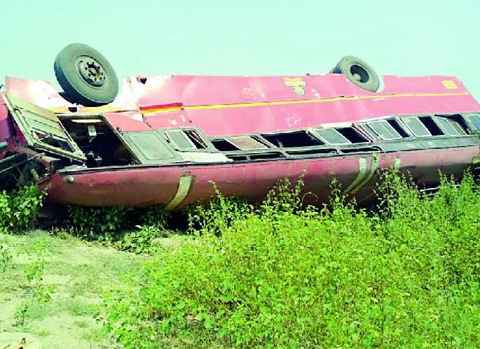 Just lost; Passenger escaped | बस उलटली; प्रवाशी बचावले Just lost; Passenger escaped | बस उलटली; प्रवाशी बचावले