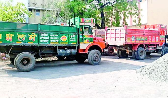 Four trucks carrying illegal sand transport | अवैध वाळू वाहतूक करणारे चार ट्रक जप्त Four trucks carrying illegal sand transport | अवैध वाळू वाहतूक करणारे चार ट्रक जप्त