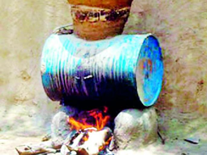 Police patronize liquor liquor? | पोलीसच देतात दारूविक्रीला प्रोत्साहन? Police patronize liquor liquor? | पोलीसच देतात दारूविक्रीला प्रोत्साहन?