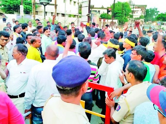 Ravandhan in police settlement at Ramnagar | रामनगरात पोलीस बंदोबस्तात रावणदहन Ravandhan in police settlement at Ramnagar | रामनगरात पोलीस बंदोबस्तात रावणदहन