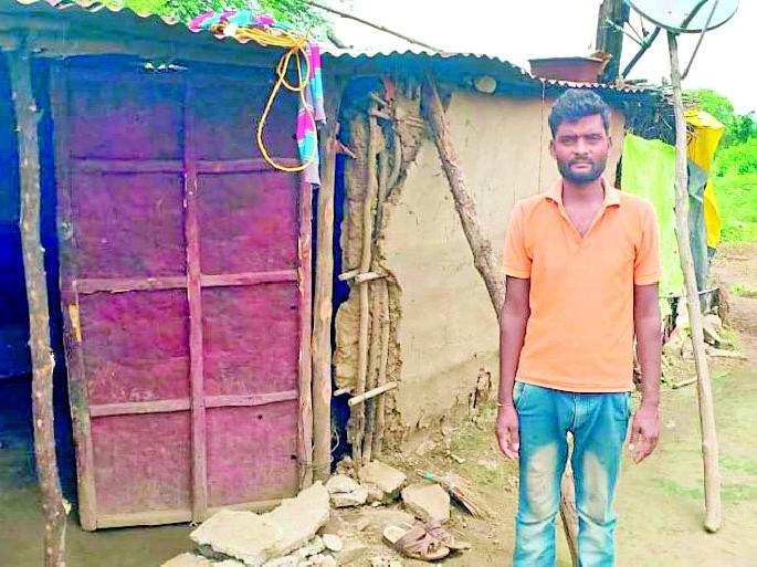 The house collapsed due to continuous rain | सततच्या पावसामुळे घर कोसळले The house collapsed due to continuous rain | सततच्या पावसामुळे घर कोसळले