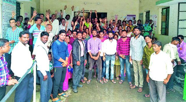 The talukas of encroachment holders hit the Kacheri | अतिक्रमणधारकांची तालुका कचेरीवर धडक The talukas of encroachment holders hit the Kacheri | अतिक्रमणधारकांची तालुका कचेरीवर धडक