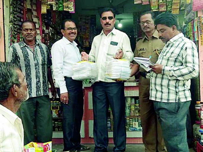 100 kg plastics seized | १०० किलो प्लॉस्टीक जप्त 100 kg plastics seized | १०० किलो प्लॉस्टीक जप्त