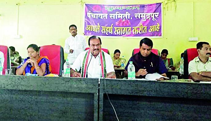 Water shortage meeting at Samudrapur | समुद्रपूर येथे पाणीटंचाईवर बैठक