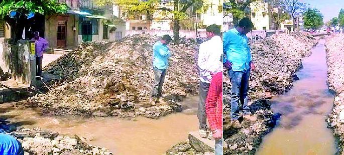 Disposal of water by the disruption of the water channel | जंक्शन जलवाहिनी फूटल्याने पाण्याचा अपव्यय Disposal of water by the disruption of the water channel | जंक्शन जलवाहिनी फूटल्याने पाण्याचा अपव्यय