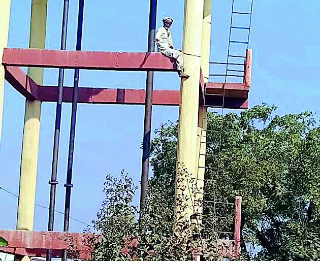 Viruguri to cancel the crime of alcohol | दारूचा गुन्हा रद्द करण्यासाठी विरूगिरी Viruguri to cancel the crime of alcohol | दारूचा गुन्हा रद्द करण्यासाठी विरूगिरी