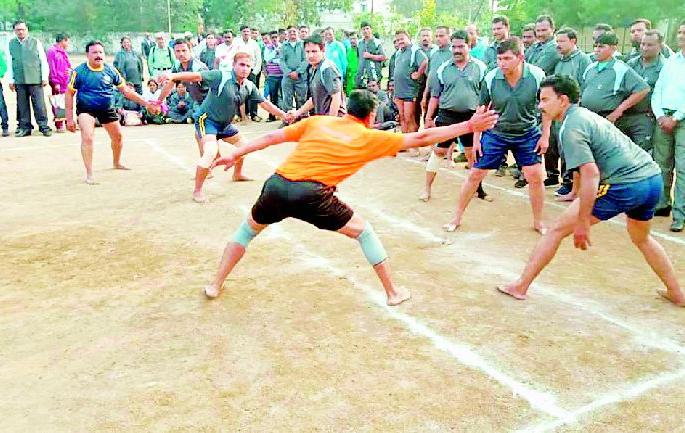 Less facilities on play ground; player injured | मैदानावर सुविधांची वानवा खेळाडू कर्मचाऱ्याला दुखापत
