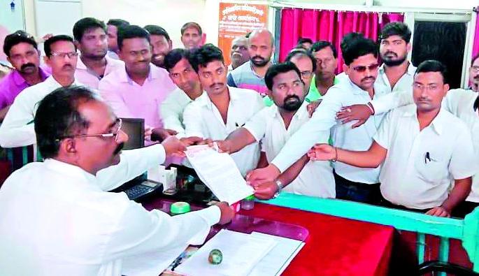 Collected composite response | वणीत बंदला संमिश्र प्रतिसाद