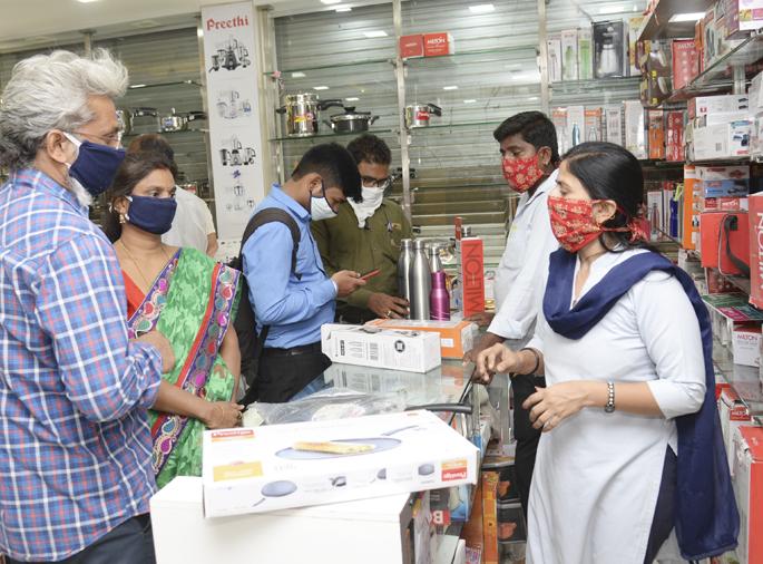 The house masters played in the kitchen room for two and a half months; Now go to the shop yourself to buy pots! | घरचे कर्ते पुरुष अडीच महिने किचन रूममध्ये रमले; आता भांड्यांच्या खरेदीसाठी स्वत:च दुकानात शिरले ! The house masters played in the kitchen room for two and a half months; Now go to the shop yourself to buy pots! | घरचे कर्ते पुरुष अडीच महिने किचन रूममध्ये रमले; आता भांड्यांच्या खरेदीसाठी स्वत:च दुकानात शिरले !