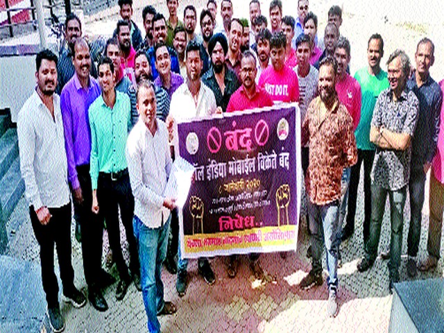 Mobile vendors on the road | मोबाइल विक्रेते रस्त्यावर Mobile vendors on the road | मोबाइल विक्रेते रस्त्यावर