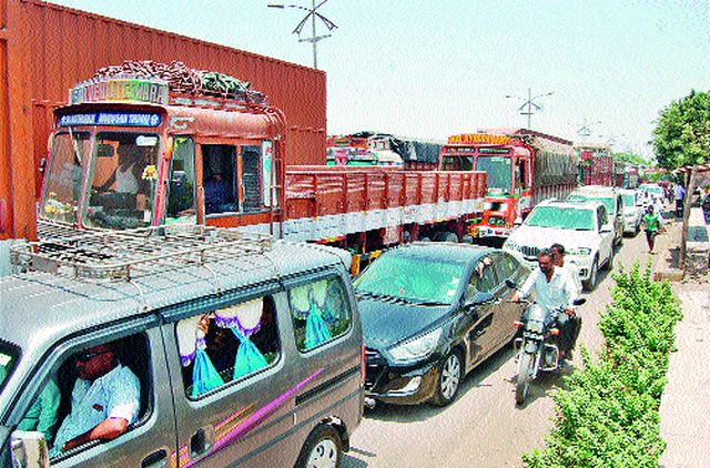 Yeola-Vinchur Chaufuli traffic congestion! | येवला-विंचूर चौफुलीवर वाहतुकीची कोंडी!