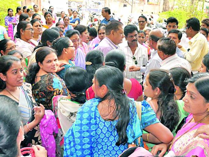 Woman goes down to the street on the road | पाण्यासाठी महिला उतरल्या रस्त्यावर Woman goes down to the street on the road | पाण्यासाठी महिला उतरल्या रस्त्यावर