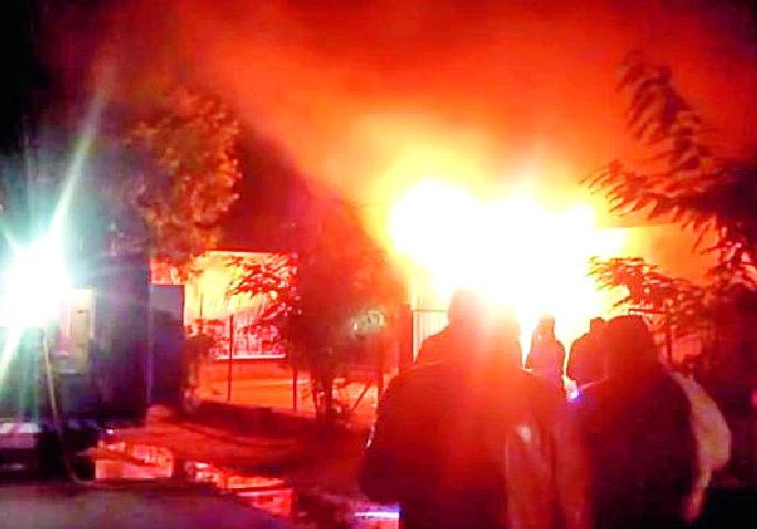 Barkha talkies in Pusad city, severe fire | पुसद शहरातील बरखा टॉकीजला भीषण आग Barkha talkies in Pusad city, severe fire | पुसद शहरातील बरखा टॉकीजला भीषण आग