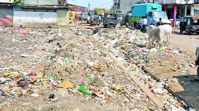 Pushad city went into the pits, everywhere the emptying empire | पुसद शहर गेले खड्ड्यात, सर्वत्र घाणीचे साम्राज्य Pushad city went into the pits, everywhere the emptying empire | पुसद शहर गेले खड्ड्यात, सर्वत्र घाणीचे साम्राज्य
