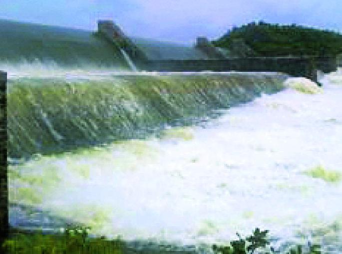 7% water reservoir in Isapur dam followed by Pus Dam | पूस धरणापाठोपाठ इसापूर धरणातही ५५ टक्के जलसाठा 7% water reservoir in Isapur dam followed by Pus Dam | पूस धरणापाठोपाठ इसापूर धरणातही ५५ टक्के जलसाठा