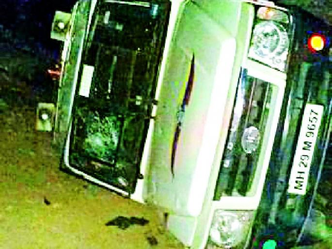 Alcohol smugglers, villagers, policemen beat | दारू तस्कर, गावकरी, पोलिसात मारहाण Alcohol smugglers, villagers, policemen beat | दारू तस्कर, गावकरी, पोलिसात मारहाण